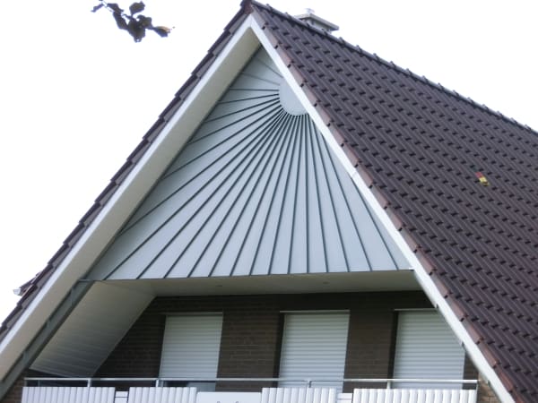 Giebel mit fächerförmiger Metallverkleidung