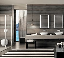 Badezimmer mit Doppelwaschtisch und bodengleicher Dusche